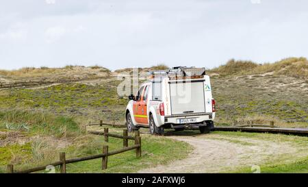 Coruna / Spagna - 15 dicembre 2019: Coast Guard rescue carrello su una spiaggia A Coruna Spagna Foto Stock