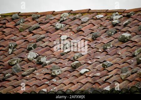 Coruna / Spagna - 15 dicembre 2019: rocce utilizzati per tenere tegole del tetto in posizione dopo una tempesta A Coruna Spagna Foto Stock