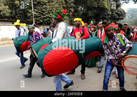 Popolo del Bangladesh partecipano in un rally durante la vittoria alle celebrazioni del Giorno a Dhaka, nel Bangladesh sul dicembre 16, 2019. Bangladesh segna la sua 49a Vic Foto Stock