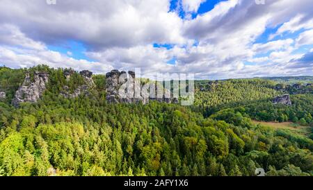 Bastei rocce in Svizzera Sassonia, bellissimo paesaggio paesaggio attorno ai ruderi del castello di Neurathen, Elba montagne di arenaria nella Svizzera sassone, Germania Foto Stock