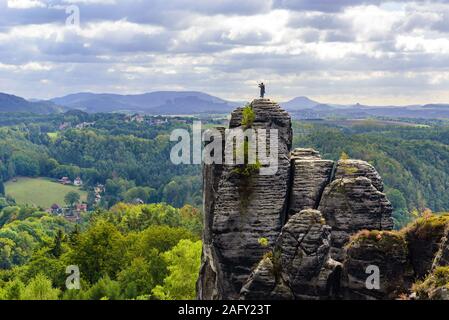 Bastei rocce in Svizzera Sassonia, bellissimo paesaggio paesaggio attorno ai ruderi del castello di Neurathen, Elba montagne di arenaria nella Svizzera sassone, Germania Foto Stock