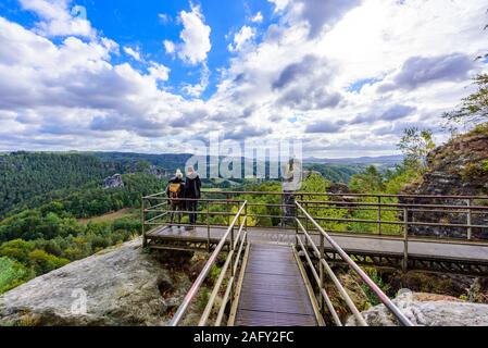 Bastei rocce in Svizzera Sassonia, bellissimo paesaggio paesaggio attorno ai ruderi del castello di Neurathen, Elba montagne di arenaria nella Svizzera sassone, Germania Foto Stock