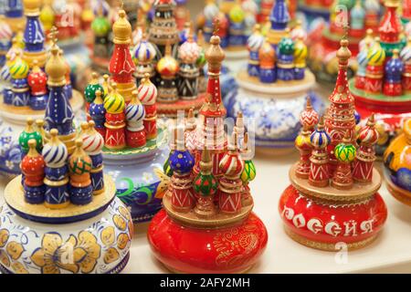 San Pietroburgo, Russia - 18 Febbraio 2018: assortimento di legno colorati scrigni, souvenir russi in un negozio Foto Stock