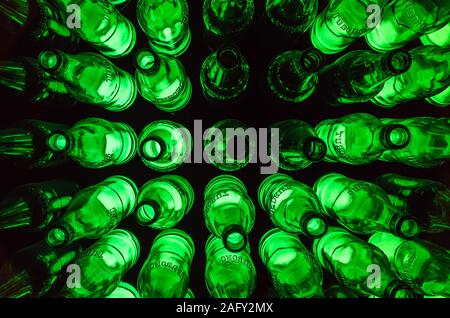 San Pietroburgo, Russia - 17 dicembre 2017: installazione di verde di Tuborg le bottiglie di birra, vista dall'alto Foto Stock