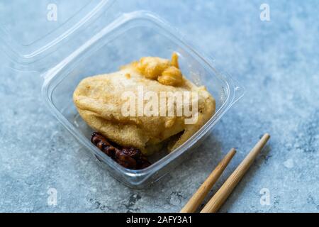 Take Away cinese asiatici Dessert crêpe avvolto con Banana in scatola di plastica Package / contenitore. Pronto a mangiare. Foto Stock