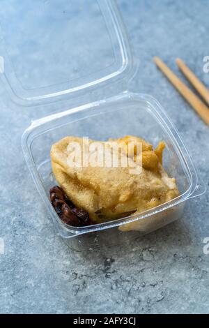 Take Away cinese asiatici Dessert crêpe avvolto con Banana in scatola di plastica Package / contenitore. Pronto a mangiare. Foto Stock