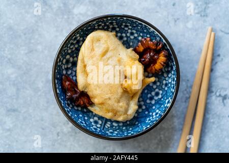 Asian Dessert cinese crêpe avvolto con banana e noce. Tradizionale Dessert organico. Foto Stock