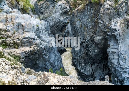 Schwarzes Lavagestein in der Schlucht Le Gole dell'Alcantara am Fluss Alcantara, Sizilien, Italien, Europa | nero pareti di lava delle Gole dell'Alcantar Foto Stock