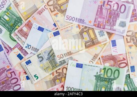 Varie le banconote in euro che giace al di sopra di ogni altro, closeup e laici piana. Soldi, assicurazione, la ricchezza del concetto. Foto Stock