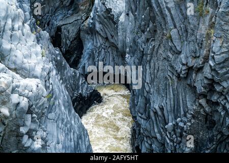 Schwarzes Lavagestein in der Schlucht Le Gole dell'Alcantara am Fluss Alcantara, Sizilien, Italien, Europa | nero pareti di lava delle Gole dell'Alcantar Foto Stock