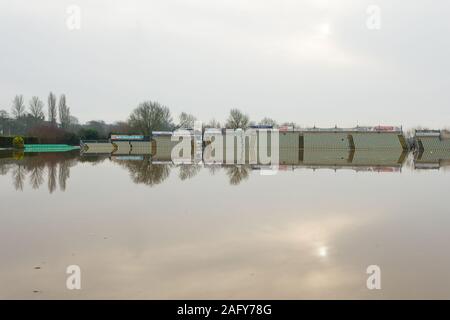 Worcester, Worcestershire, Regno Unito. Xvii Dec, 2019. Worcester County Cricket Ground inondazioni con acqua dal fiume teme ed è sotto diversi metri di acqua per la quinta volta in 2019. Credito: Pietro Lopeman/Alamy Live News Foto Stock