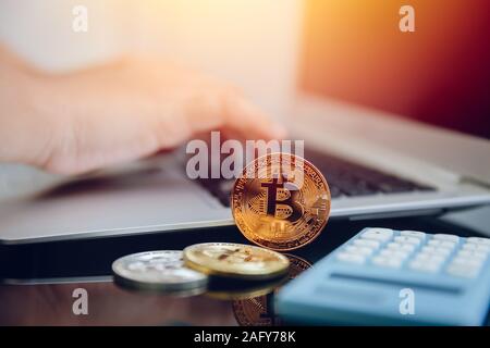 Bitcoin con computer portatile per denaro digitale o cryptocurrency nuova moneta virtuale il concetto di pagamento. Foto Stock