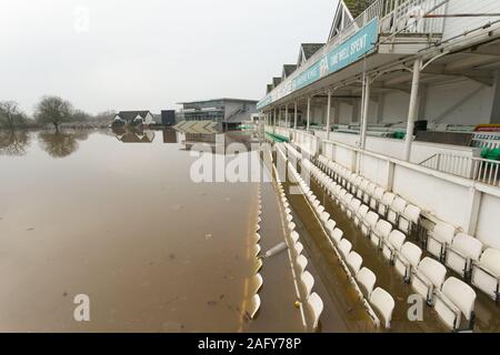 Worcester, Worcestershire, Regno Unito. Xvii Dec, 2019. Worcester County Cricket Ground inondazioni con acqua dal fiume teme ed è sotto diversi metri di acqua per la quinta volta in 2019. Credito: Pietro Lopeman/Alamy Live News Foto Stock