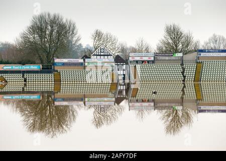 Worcester, Worcestershire, Regno Unito. Xvii Dec, 2019. Worcester County Cricket Ground inondazioni con acqua dal fiume teme ed è sotto diversi metri di acqua per la quinta volta in 2019. Credito: Pietro Lopeman/Alamy Live News Foto Stock