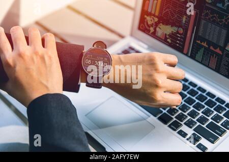 Persone che guardano Orologio intelligente per mantenere sana la fase di inseguimento e la frequenza cardiaca quotidiana. Foto Stock