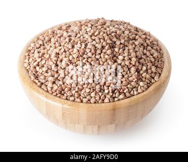 Arrosto di chicchi di grano saraceno in ciotola di legno isolato su sfondo bianco con tracciato di ritaglio Foto Stock