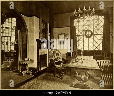 . American case e giardini. axd. Due grandi finestre del nord erano impostate con opaco, rec-tangular lastre di vetro separate da sottili montanti in legno, butthese windows sono stati realizzati caratteristiche decorative di theroom, mediante il semplice accorgimento di incollaggio delle strisce di blacktape attraverso ciascun riquadro e dividendoli in smallsections. Sotto una grande finestra, una scatola il lettino è stato posto,su un palco rialzato o piattaforma, e in corrispondenza di ciascuna estremità è stata placeda libro-come disposizione, solo la larghezza del lettino, whichimparted ad esso una sostanziale built-in apparenza. Questo ismuch meglio la staccata per effetto dell ordinario c Foto Stock