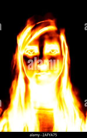 Donna faccia sul fuoco, effetto horror Foto Stock