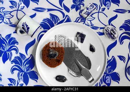 Delfware o blu Delft Tableau con torta e Server Gingerbread V Foto Stock