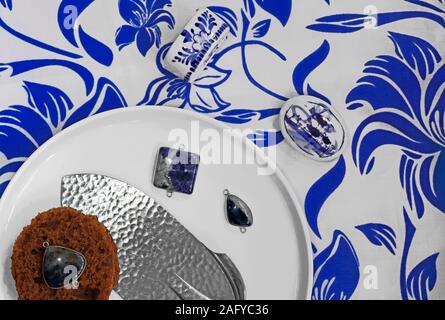 Delfware o blu Delft Tableau con torta e Server Gingerbread II Foto Stock