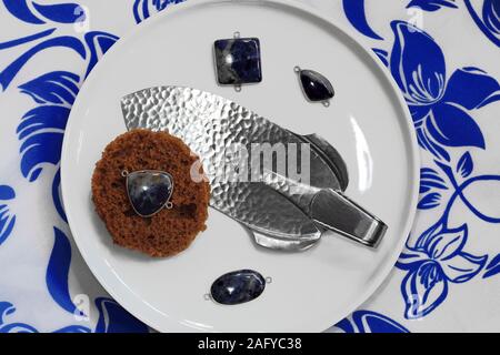 Delfware o blu Delft Tableau con torta Server e pan di zenzero I Foto Stock