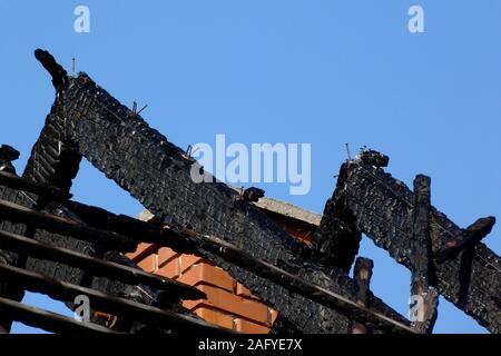 Bruciate carbonizzati nero le travi di legno esposte e la struttura del tetto. il risultato della casa di fuoco. home concetto di assicurazione vita sicurezza e antincendio Foto Stock