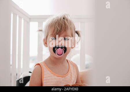 Due anni si risveglia grumpy Foto Stock