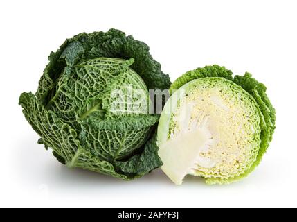 Savoy cavoli cappucci isolati su sfondo bianco con tracciato di ritaglio Foto Stock