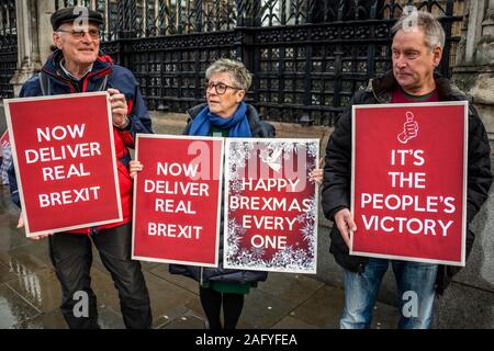 Londra, Regno Unito. Xvii Dec, 2019. Felice Brexmas - La battaglia tra pro Brexit e rimangono sostenitori continua al di fuori del parlamento come MP il ritorno in Parlamento dopo la vittoria dai conservatori nell'elezione generale Credito: Guy Bell/Alamy Live News Foto Stock