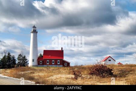 Nuvole sopra Tawas punto sul Lago Huron Foto Stock