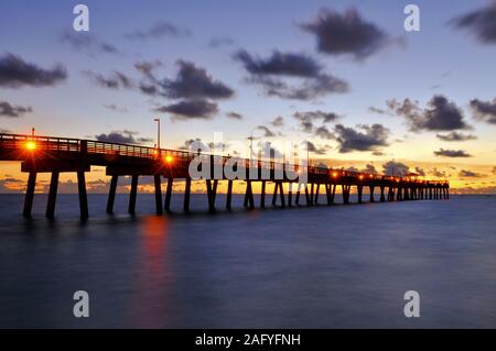 Le luci sulla Dania Beach Pier Foto Stock