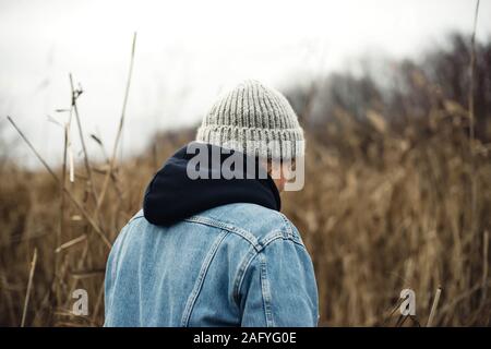 Ritratto di un vecchio di 40 anni donna in un cappello all'aperto Foto Stock