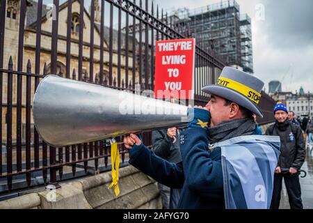 Londra, Regno Unito. Xvii Dec, 2019. La battaglia tra pro Brexit e rimangono sostenitori continua al di fuori del parlamento come MP il ritorno in Parlamento dopo la vittoria dai conservatori nell'elezione generale Credito: Guy Bell/Alamy Live News Foto Stock