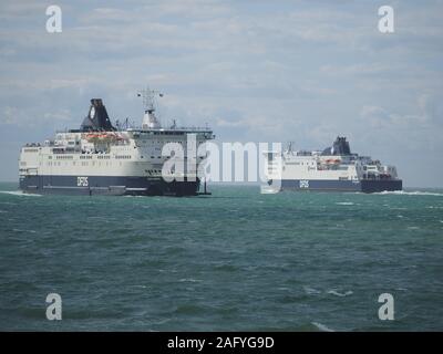 Due DFDS Seaways attraversano i traghetti che si attraversano in mare. Foto Stock