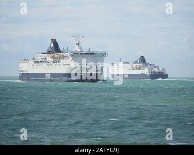 Due DFDS Seaways attraversano i traghetti che si attraversano in mare. Foto Stock