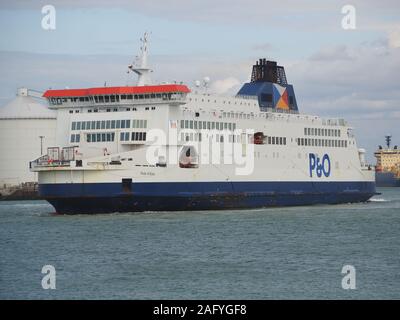 P&O Pride of Kent cross channel lasciando traghetto Calais, Francia. Foto Stock