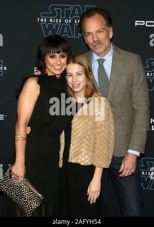 16 Dicembre 2019 - Hollywood, Constance Zimmer, Russ Lamoureux e Colette Lamoureux. Premiere della Disney, il ''Star Wars: l'aumento di Skywalker" tenutosi a El Capitan theater. (Credito Immagine: © F. S/AdMedia via ZUMA filo) Foto Stock