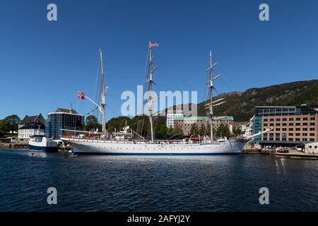 Tall Ship 'Statsraad Lehmkuhl' nel suo porto di Bergen, sulla costa occidentale della Norvegia. Foto Stock