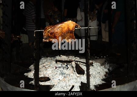 Grigliata di croccante succosa carne di agnello arrosto all'aperto su fuoco di carbone a livello locale gastronomia food festival a Heraklion, Creta, Grecia. Progetto alimentare. Foto Stock