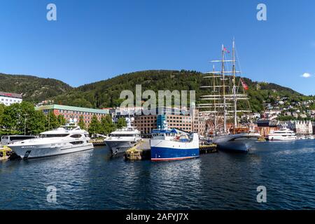 Tall Ship 'Statsraad Lehmkuhl', yacht per sempre uno, Reef Chief e Astor, lavoro catamarano Froeysund, nel porto di Bergen, Norvegia. Foto Stock