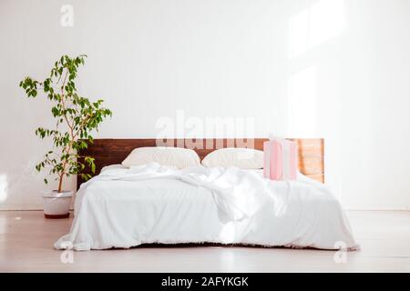 Natale camera da letto con letto tree doni anno nuovo cartolina Foto Stock