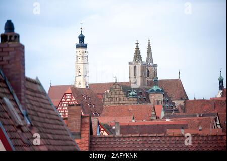 St. Jakob chiesa. Citiscape di Rothenburg ob der Tauber. Foto Stock