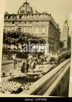 . Parigi come visto e descritto da scrittori famosi ... lc quando si traversethe immenso Salle des Pas-Perdus, è una meraviglia di Architec-ture, ed è così ancora per l'intelligente gli occhi del poeta whocomes studiare ed esaminare la Conciergerie. Ahimè !Conciergerie ha invaso il palazzo dei re. Onesheart sanguina per vedere come le prigioni, cellule, corridoi, appartamenti,e sale senza luce e aria sono stati tagliati in questo mag- loo Parigi nificent composizione in cui bizantino, romano, andGothic, tre ordini di arte antica, hanno beenunified nell'architettura del dodicesimo secolo. Thispalace Foto Stock