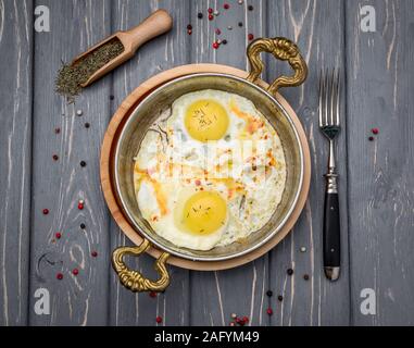 Uova fritte in padella. Il cibo. La prima colazione. Cibo sano. Foto Stock