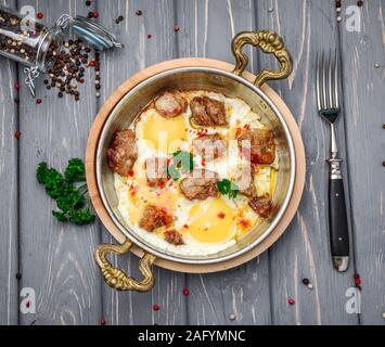 In casa una sostanziosa colazione la padella con le uova di patate e pancetta Foto Stock