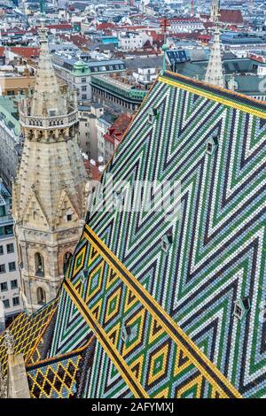 Il tetto di piastrelle a mosaico, la cattedrale di Santo Stefano o Stephansdom, Vienna, Austria Foto Stock