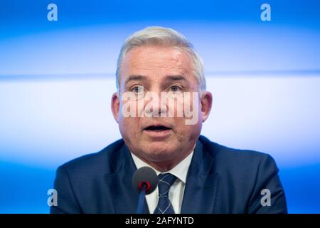 Stuttgart, Germania. Xvii Dec, 2019. Thomas Strobl (CDU), il ministro degli Interni del Baden-Württemberg, prende parte a un governo conferenza stampa. Credito: Marijan Murat/dpa/Alamy Live News Foto Stock