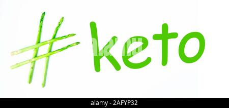 Idea concettuale della dieta cheto, hashtag fatta di asparagi, cibo sano, cibo verde, hashtag salute. Foto Stock