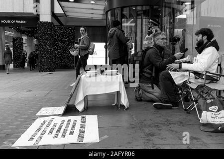 Scioperante della fame per estinzione della ribellione, Victoria Street, Westminster, London, Regno Unito Foto Stock