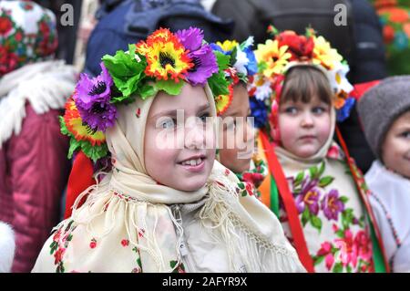 Cherkasy, Ucraina,Gennaio,14, 2014: i bambini vestiti in tradizionali abiti ucraino ha preso parte nella città del festival di Natale Foto Stock